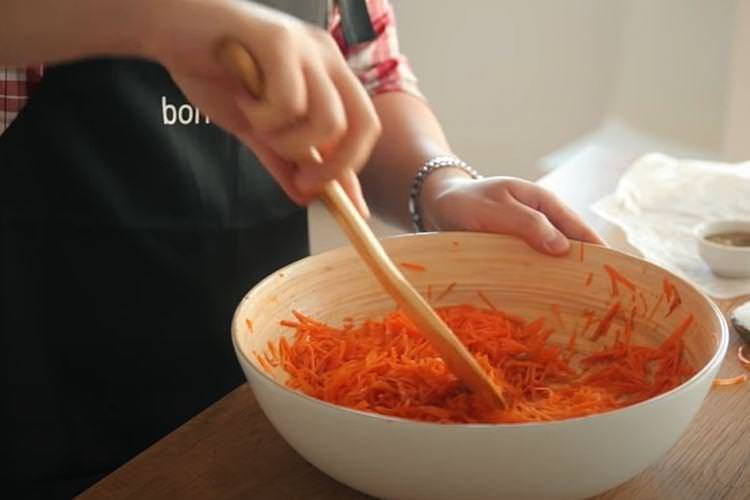 Морква по-корейськи за 10 хвилин у домашніх умовах - рецепт покроково з фото