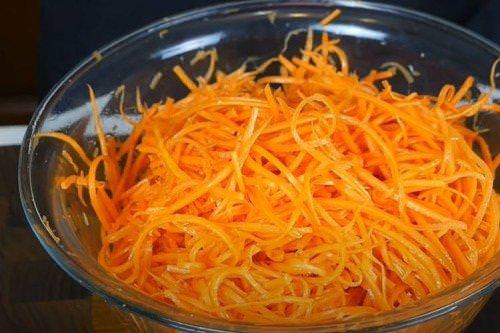 Морква по-корейськи із зеленню в домашніх умовах - покроковий рецепт