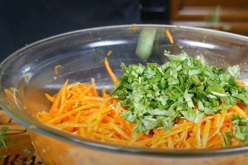 Морква по-корейськи із зеленню в домашніх умовах - покроковий рецепт