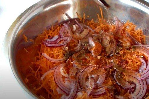 Морква по-корейськи з грибами в домашніх умовах - покроковий рецепт