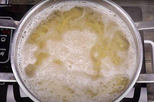 Паста з креветками у вершковому соусі - покроковий рецепт