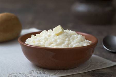 Рисова каша на молоці: 10 смачних та простих рецептів (покроково)