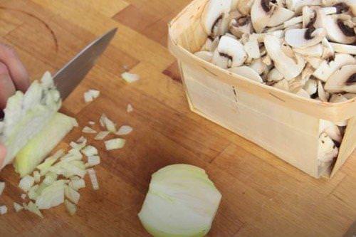 Жульєн з куркою грибами та вершками - покроковий рецепт
