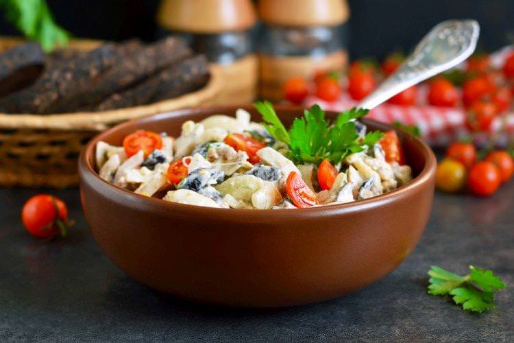 Дієтичний салат з куркою та грибами - рецепти