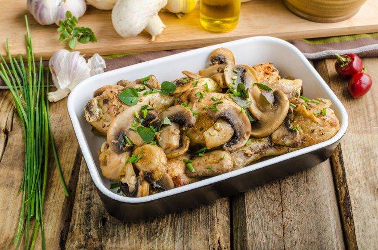Теплий салат із часниковим ароматом - Салати з куркою та грибами рецепти