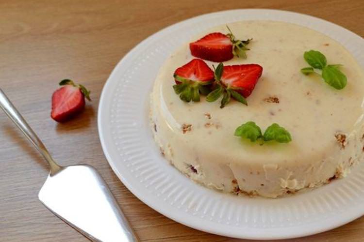 Сметанний торт-желе з печивом та ягодами без випічки - рецепти