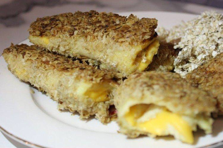 Гарячі бутерброди з сиром та вівсяними пластівцями на святковий стіл - рецепти