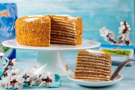 Класичний торт «Медовик»: 5 простих та смачних рецептів (покроково)