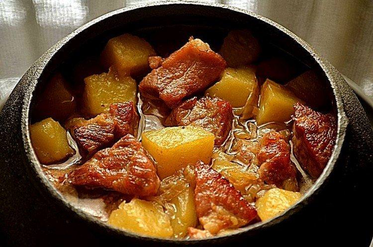 М'ясо у горщиках з картоплею По-сільськи - рецепти покроково