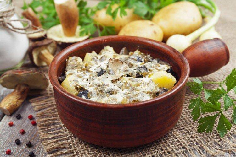 М'ясо в горщиках з картоплею та грибами - рецепти покроково