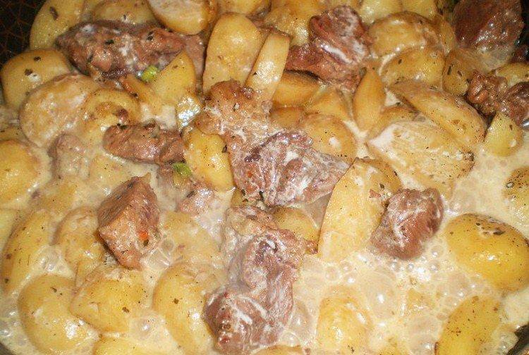 Тушена у вершках картопля зі свининою - рецепти покроково