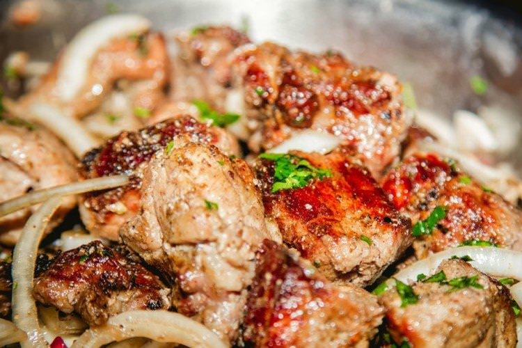 Шашлик зі свинини в духовці - Гарячі страви на святковий стіл рецепти