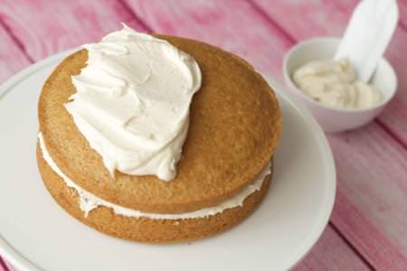 Крем для бісквітного торта: 15 найсмачніших рецептів (покроково)