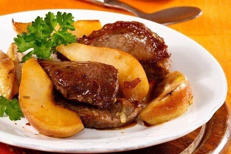 Яловичина зі шматочками груші - Гарячі страви на святковий стіл рецепти