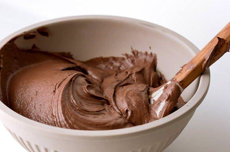 Крем із чорного шоколаду для бісквітного торта - рецепти