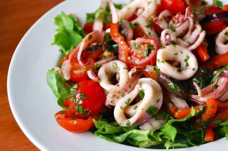 Салат з кальмарами та копченим сиром - Що приготувати з кальмарів рецепти