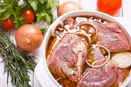 Маринад для шашлику зі свинини: 15 рецептів, щоб зробити м'ясо м'яким та соковитим