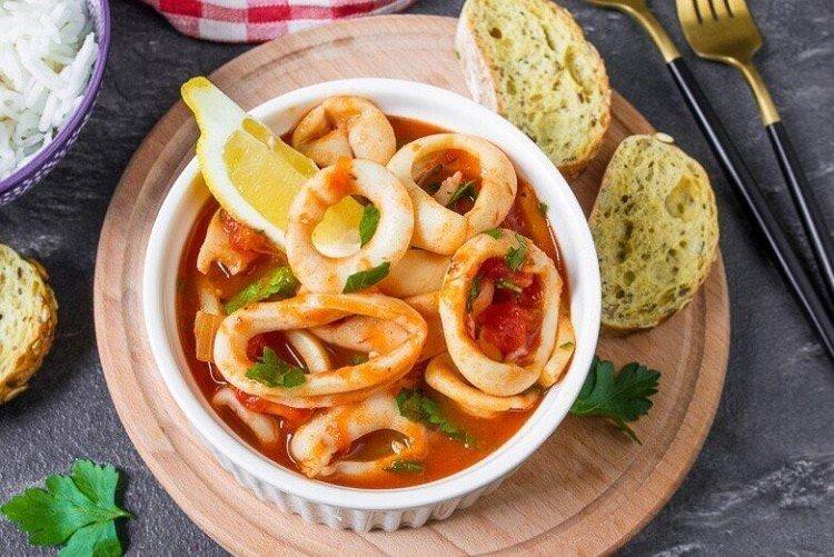 Кальмари в томатному соусі - Що приготувати з кальмарів рецепти