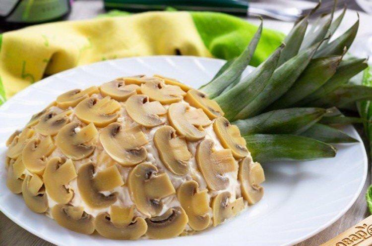 Салат з куркою, ананасами та грибами - рецепти