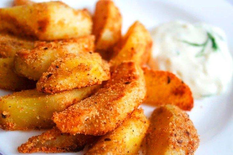 Запечена картопля в «шубі» - Картопля по-сільськи в духовці рецепти