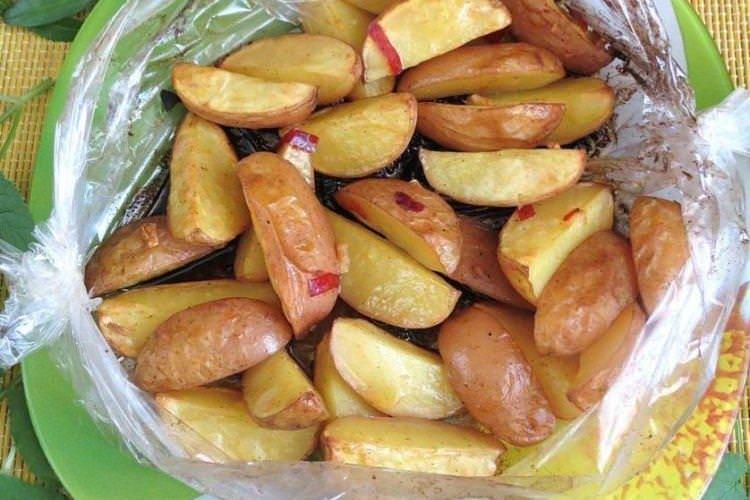 Хрустка картопля в «рукаві» - Картопля по-сільськи в духовці рецепти