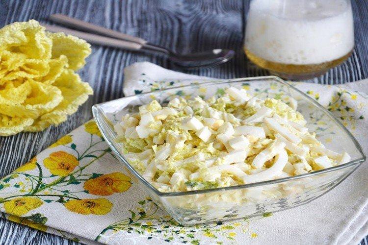 Салат з кальмарами, яйцем та пекінською капустою - рецепти