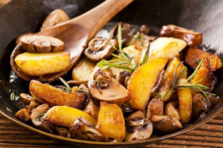 Картопля по-сільськи з грибами в духовці - рецепти