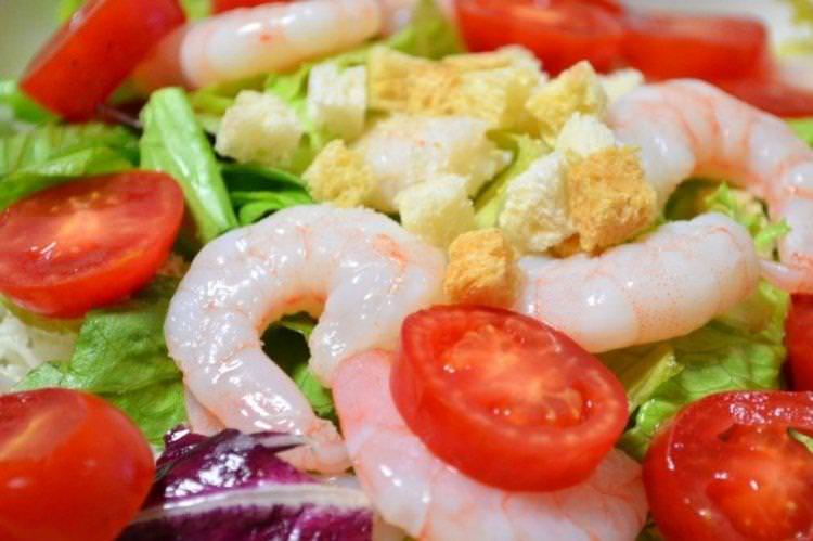 Салат з кальмарами, яйцем та креветками - рецепти