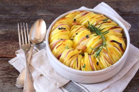 Картопля, запечена в духовці: 20 простих і смачних рецептів