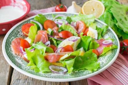 Салати з червоною рибою: 20 смачних рецептів приготування