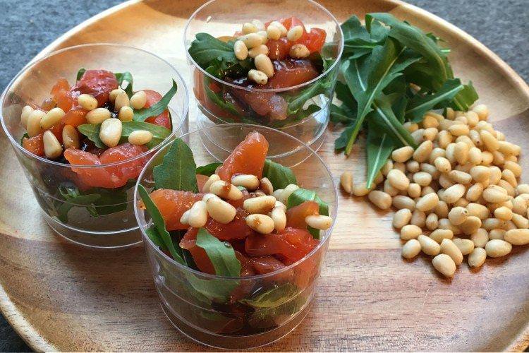 Салат з червоною рибою та кедровими горіхами - рецепти