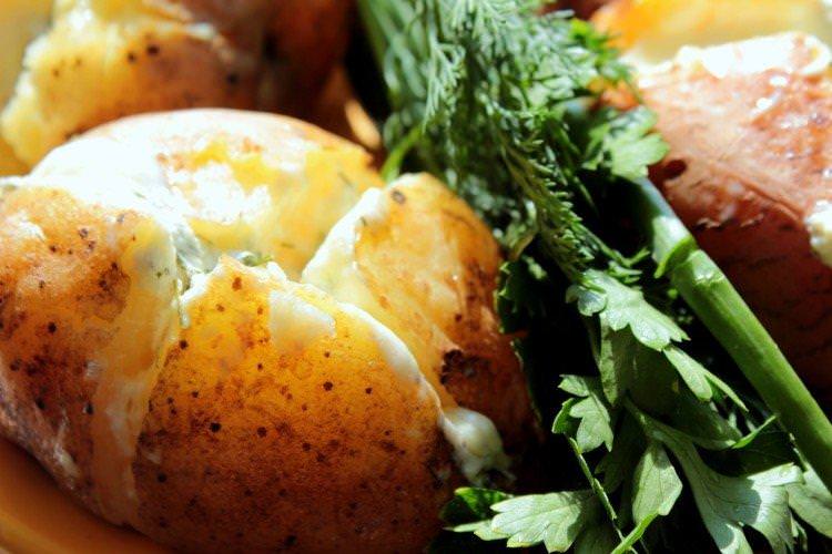 М'ята картопля із сулугуні запечена в духовці - рецепти