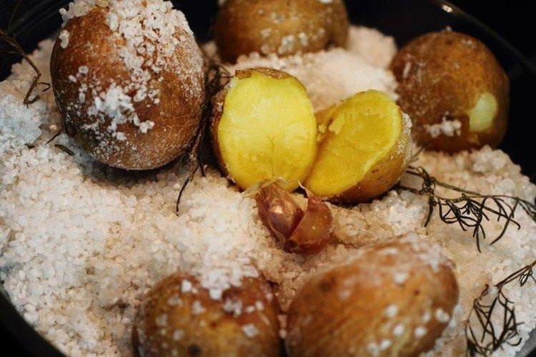 Картопля запечена у великій солі в духовці - рецепти