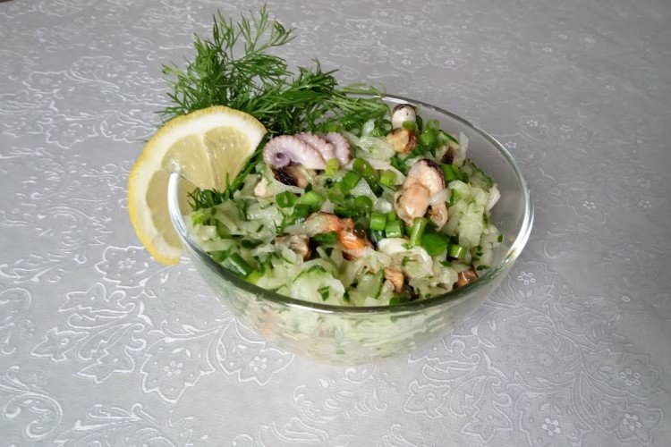 Пікантний салат із морського коктейлю, огірків та часнику