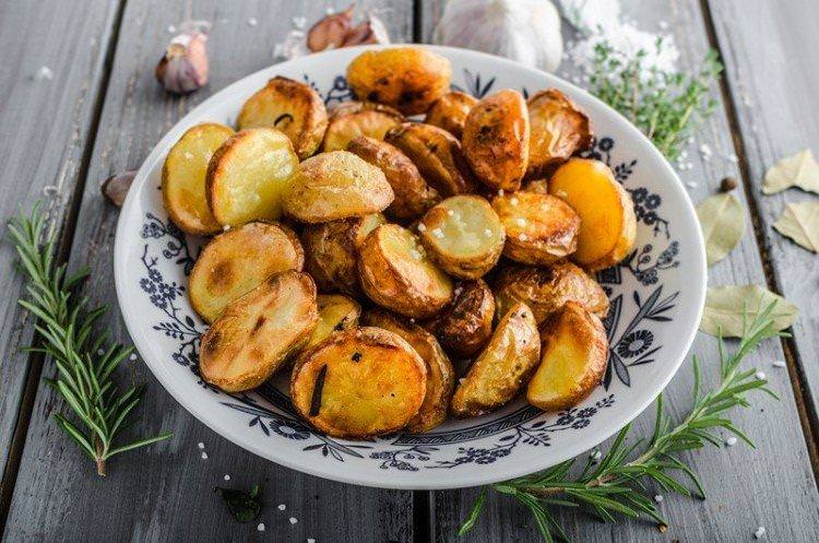 Картопля під картоплею запечена в духовці - рецепти