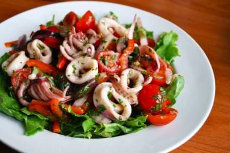 Салати з кальмарами: 20 найсмачніших і найпростіших рецептів