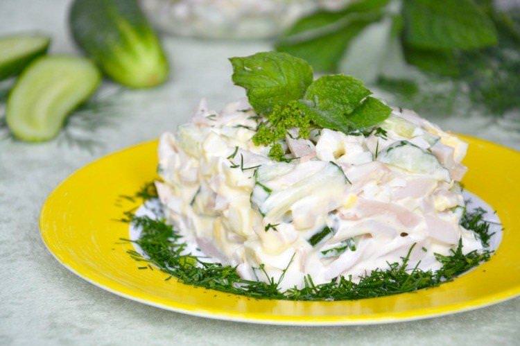 Свіжий салат із кальмарами, огірком та яйцями - рецепти