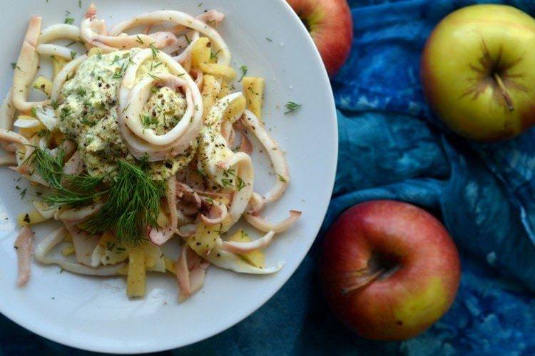 Салат з кальмарами та яблуком - рецепти
