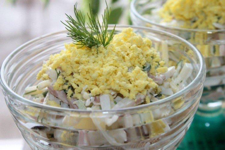Салат з кальмарами, шинкою та грибами - рецепти