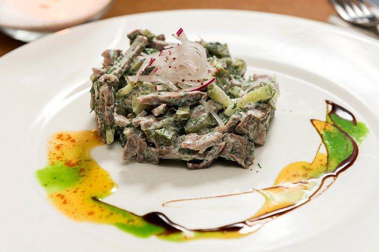 Салат з яловичини з горохом і маринованими огірками - Рецепти з яловичини
