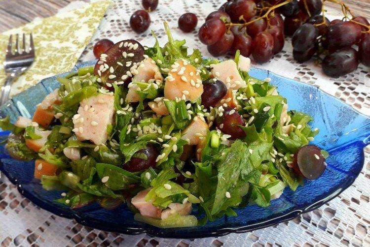 Салат з копченою куркою та виноградом - рецепти