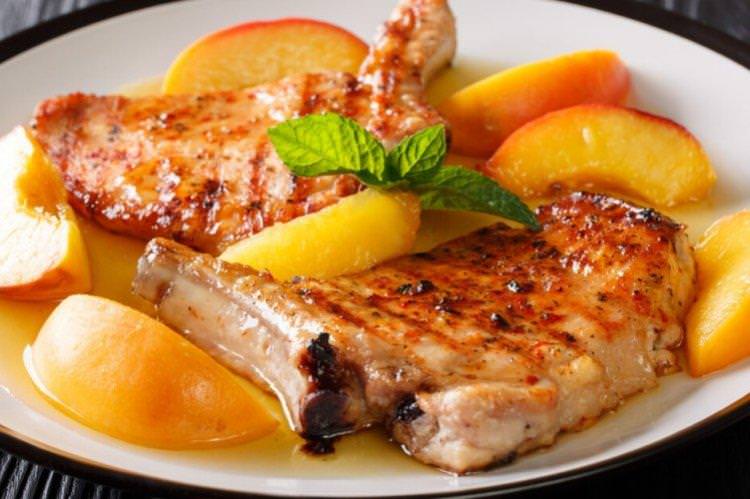 Свинина з персиками на сковороді - рецепти