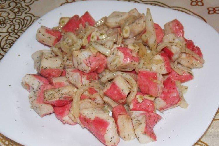 Салат з маринованими крабовими паличками - рецепти