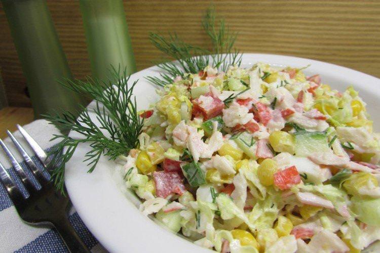 Салат з крабовими паличками та свіжими овочами - рецепти