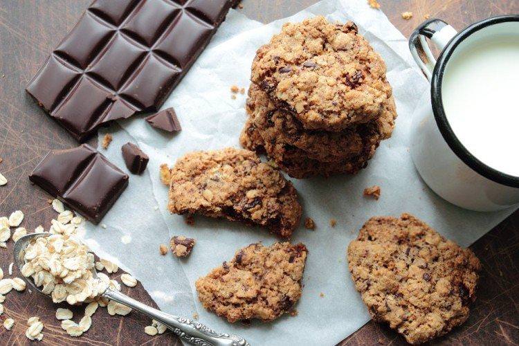 Вівсяне печиво з шоколадом та сухофруктами - рецепти