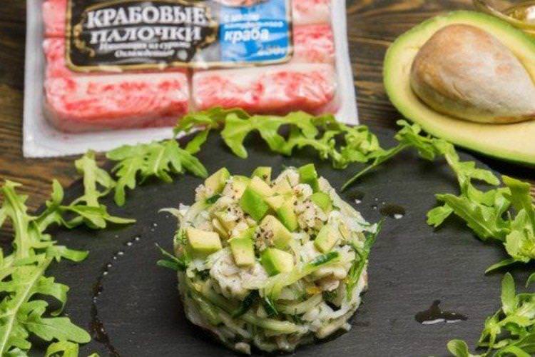 Салат з крабовими паличками, авокадо та грушею - рецепти
