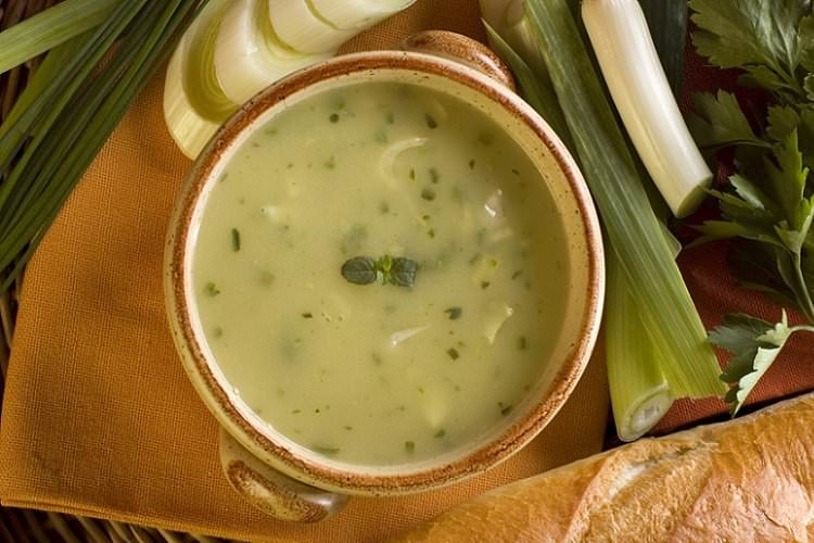 Кабачковий суп-пюре з картоплею та цибулею-пореєм