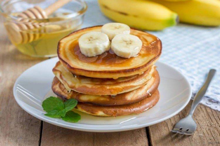 Пишні бананові панкейки на молоці - рецепти