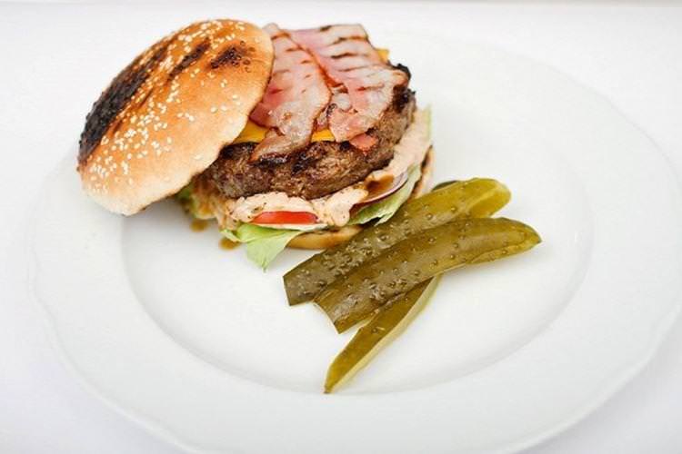 Гамбургер з беконом - Рецепт як зробити в домашніх умовах