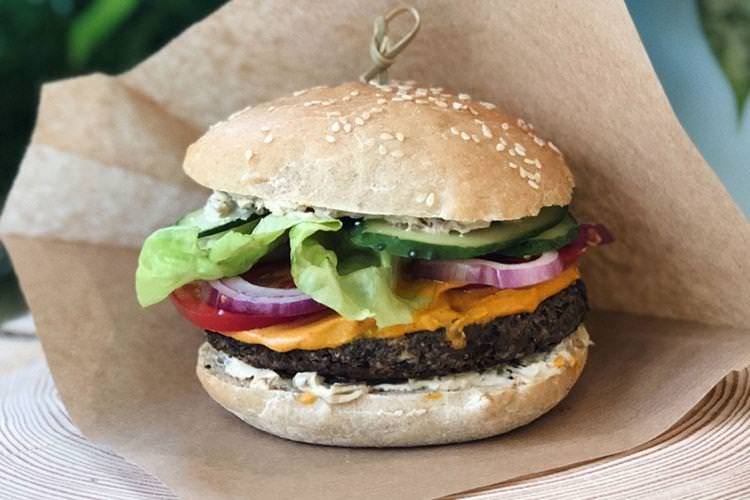 Вегетаріанський гамбургер з бобовою котлетою - Рецепт як зробити в домашніх умовах